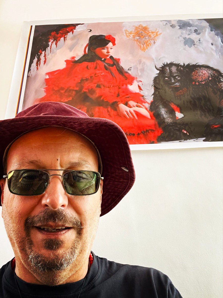bobbydevito's tweet image. Me: “oh nice, I get the COOL one behind me”

Liaisan the artist: “they are ALL cool”

Me: 

Playing all my faves today from the EM:T family @MatJarvis along with some of my own

#art
#gallery
#ambients 
#dhasa