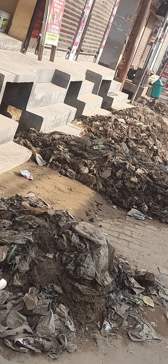 RohandhamaG's tweet photo. Aaj teen din ho gaye hai Nagar Palika walon ki laparvahi se market Mein Puri gandgi Hui padi hai tyohar ka samay hai Dipawali Aane wali hai aur Market Mein Itni gandgi Hui padi hai 30 foot Road men market RamPark loni @NppLoni @NppLoni  #rampark https://t.co/ND7kCmqHNv