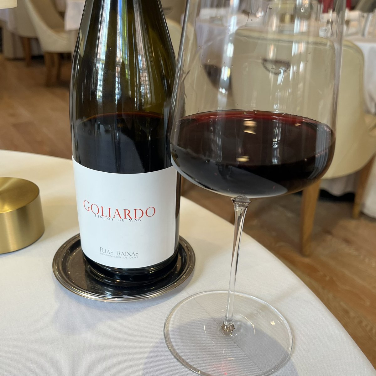 Mister_Lloyd_29's tweet photo. A fabulous light and fruity red wine from @doriasbaixas to match perfectly with the Tasting Menu @The5Fields #wine #winetasting #winetime #spanishwine #redwine #riasbaixas #winepairing #goliardo #winesofspain #winelovers #winelover #sommelier #thefivefields https://t.co/T4e5VD6ymw