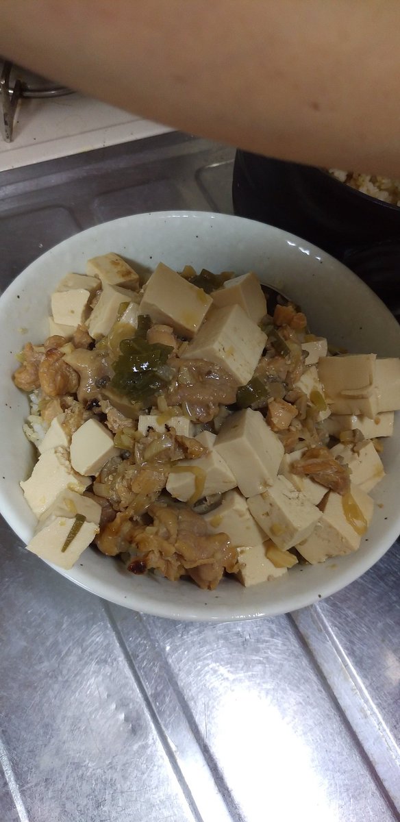clover43204026's tweet photo. 10/17 63.7㎏ 10/18 63.9㎏
200g増量

朝　大根と手羽元と茹で卵の煮物

昼　オートミール雑炊、冷や奴、人参くずのサラダ

夜　麻婆豆腐丼、野菜ジュース

#産後ダイエット https://t.co/EkMPgDBLvm