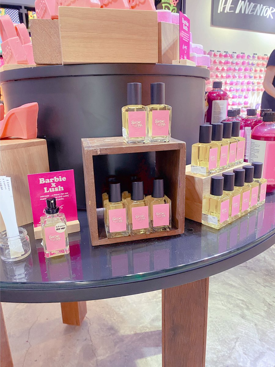 ⠀    

𓂃꙳  ขออีก 1 วันกับ #BARBIEXLUSH ✨🤏🏻

เจ้าน้ำหอมสุดคิวท์ของ บาร์บี้แมทเทล หอมมากๆ ฟรุตตี้นุ่มนวลสไตล์ลูกคุณ ฉีดแล้วผมบลอนด์ตาฟ้าเสมือนเดินอยู่ริมหาดมาลิบู

มีขนาดเดียวนะคะ ลิมิเตด หมดแล้วหมดเลย
พิกัด : Siam Center 💖

⠀