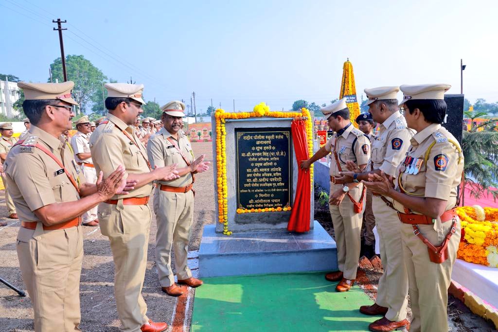 SP_Washim's tweet photo. #PoliceCommemorationDay | आपले कर्तव्य पार पाडत असताना प्राण गमावलेल्या हुतात्म्यांच्या स्मृतिप्रीत्यर्थ नवीन पोलीस मुख्यालय, वाशिम येथे शहीद पोलीस स्मृती स्तंभाचे अनावरण मा.पोलीस अधीक्षक श्री.@IPS_Bachchan यांचेहस्ते करण्यात आले.

@IGP_AmtRange @DGPMaharashtra @InfoWashim

(1/2) https://t.co/YbjyBB6RyK