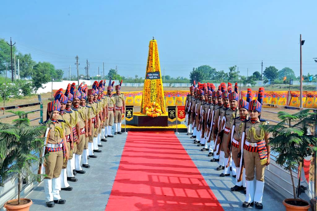 #PoliceCommemorationDay | आपले कर्तव्य पार पाडत असताना प्राण गमावलेल्या हुतात्म्यांच्या स्मृतिप्रीत्यर्थ नवीन पोलीस मुख्यालय, वाशिम येथे शहीद पोलीस स्मृती स्तंभाचे अनावरण मा.पोलीस अधीक्षक श्री.<a href="/IPS_Bachchan/">Bachchan Singh</a> यांचेहस्ते करण्यात आले.

<a href="/IGP_AmtRange/">IGP AMRAVATI RANGE</a> <a href="/DGPMaharashtra/">महाराष्ट्र पोलीस - Maharashtra Police</a> <a href="/InfoWashim/">जिल्हा माहिती कार्यालय वाशिम</a>

(1/2)