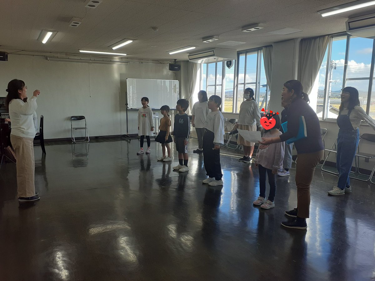 kkchorus's tweet photo. 今日は秋の体験会２回目です。
二人のおともだちが参加してくださったので、自己紹介して、手のひらを太陽にを歌いました。
次回の体験会はイレギュラーな日曜の開催。10/29@可知小学校体育館10~12時です。後半はハロウィンパーティをしますよー。プチ仮装でゲームなどしてたのしく過ごす予定です。 https://t.co/isUn0k48O2