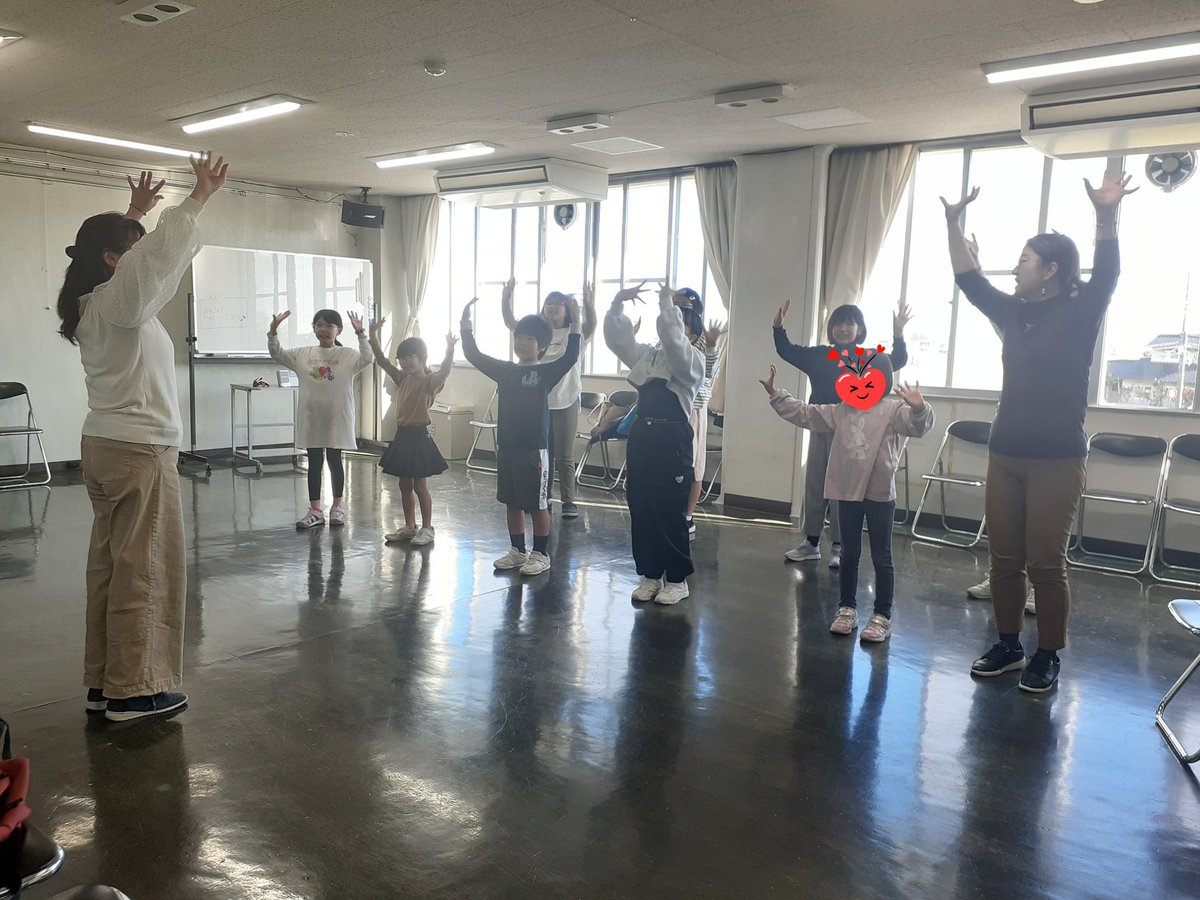 kkchorus's tweet photo. 今日は秋の体験会２回目です。
二人のおともだちが参加してくださったので、自己紹介して、手のひらを太陽にを歌いました。
次回の体験会はイレギュラーな日曜の開催。10/29@可知小学校体育館10~12時です。後半はハロウィンパーティをしますよー。プチ仮装でゲームなどしてたのしく過ごす予定です。 https://t.co/isUn0k48O2