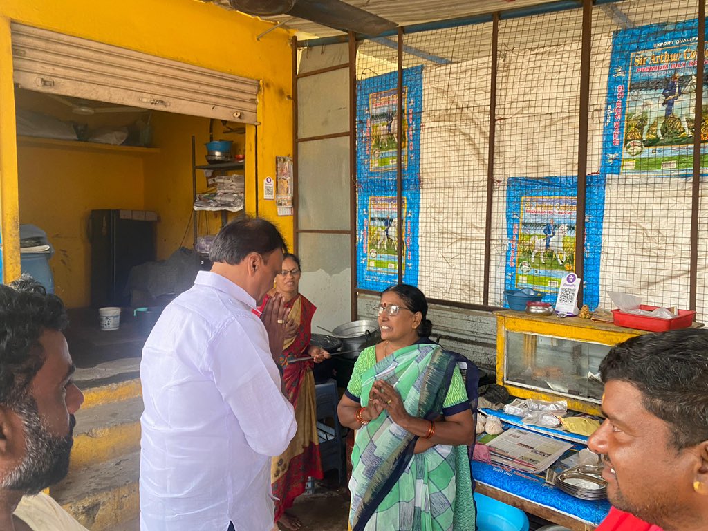 Preddybjp's tweet photo. చాయి పే చర్చ కార్యక్రమంలో భాగంగా ఎడపల్లి మండలంలోని కుర్నా పల్లి గ్రామంలో అమ్మ వారి మండపం వద్ద  దుర్గామాత ఆశీస్సులు  తీసుకొని అక్కడ  ఉన్న సమస్యల గురించి తెలుసుకోవడం జరిగింది. https://t.co/4iIGwcujD5