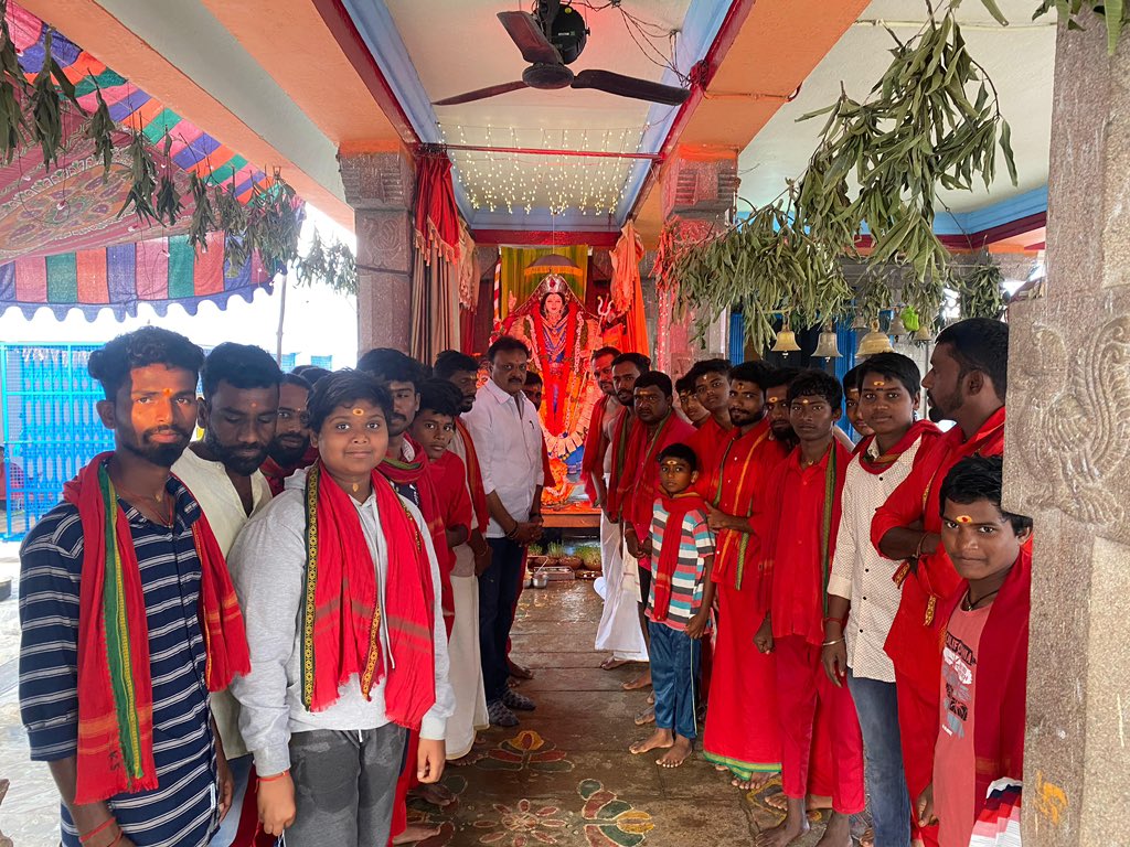 Preddybjp's tweet photo. చాయి పే చర్చ కార్యక్రమంలో భాగంగా ఎడపల్లి మండలంలోని కుర్నా పల్లి గ్రామంలో అమ్మ వారి మండపం వద్ద  దుర్గామాత ఆశీస్సులు  తీసుకొని అక్కడ  ఉన్న సమస్యల గురించి తెలుసుకోవడం జరిగింది. https://t.co/4iIGwcujD5