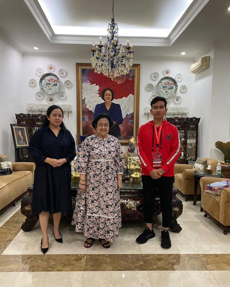 Gus_Raharjo's tweet photo. #GibranMenclaMencle 

Mas Gibran adalah sosok pemuda yang membanggakan, tapi itu beberapa tahun lalu. Ia anak presiden yang tak melirik politik, dan lebih memilih jadi pengusaha. 

Saya yang doyan minum kopi, ikut senang saat ia membuka kedai Ternakopi. Semoga dibuka juga di seluruh kota di Indonesia, batin saya kala itu. Saya ingin mencicipi langsung racikan kopi Mas Gibran. Namun, bukannya keinginan saya terwujud, Ternakopi malah bangkrut. 

Dan dengar-dengar dari seorang kawan, tidak hanya Ternakopi, bisnis lain Mas Gibran juga gagal total. Aplikasi "Madhang" yang sempat digadang-gadang menyaingi Gofood pun bernasib sama. Bisnis itu gulung tikar, disusul bisnis Mas Gibran lainnya seperti "Siapmas" dan "Goola". 

Saya tak yakin kegagalan berbisnis itu yang bikin Mas Gibran banting setir ke politik. Kekuasaan memang bisa bikin pemasukan makin stabil. Ketika kemudian terpilih jadi Walikota Solo, bisnis Mas Wali pun otomatis kian terbengkalai. Mikir rakyat memang nggak boleh disambi mikir bisnis. 

Tapi yang bikin saya kaget, kekayaan Mas Gibran justru naik 700-an juta pada 2022. Sekarang kekayaannya total jadi 26 M. Tapi sudahlah, barangkali memang bisnis Mas Gibran melebihi yang kita duga. Jadi uang mengalir ke rekeningnya tanpa perlu permisi sana-sini 

Pagi ini, kebiasaan saya masih sama: menyeduh kopi pagi hari, sambil scroll berita di internet. Mas Gibran riwa-riwi tayang di laman Instagram. Isi beritanya sama: cawapres, cawapres, dan cawapres. 

Rupanya kegagalan bisnis membuat Mas Gibran seperti "pithik trondol diumbar ning pedharingan". Tidak bisa dipercaya, dipercaya malah nglunjak. Kini ia tampak bedigasan. Putusan MK yang diketok oleh pamannya sendiri memberinya jalan pintas jadi cawapres. 

Saya menutup hape, menandaskan kopi yang tinggal setengah. Ojo grusa-grusu. Saya ingat itu nasihat Pak Jokowi yang sering diumbar di pidatonya. Dan biar nasihat itu lengkap, saya tambahkan: Kebat kliwat, gancang pincang. Pak Jokowi, juga orang Solo lainnya pasti tahu arti "sanepo" itu. 

Jangan tergesa-gesa. Tindakan tergesa-gesa pasti membawa malapetaka. Nasihat itu agaknya sudah tidak mempan buat Mas Gibran. Ia tidak hanya tengah mencoreng muka bapaknya, tetapi mukanya sendiri dan seluruh masyarakat Solo yang dulu memilihnya.