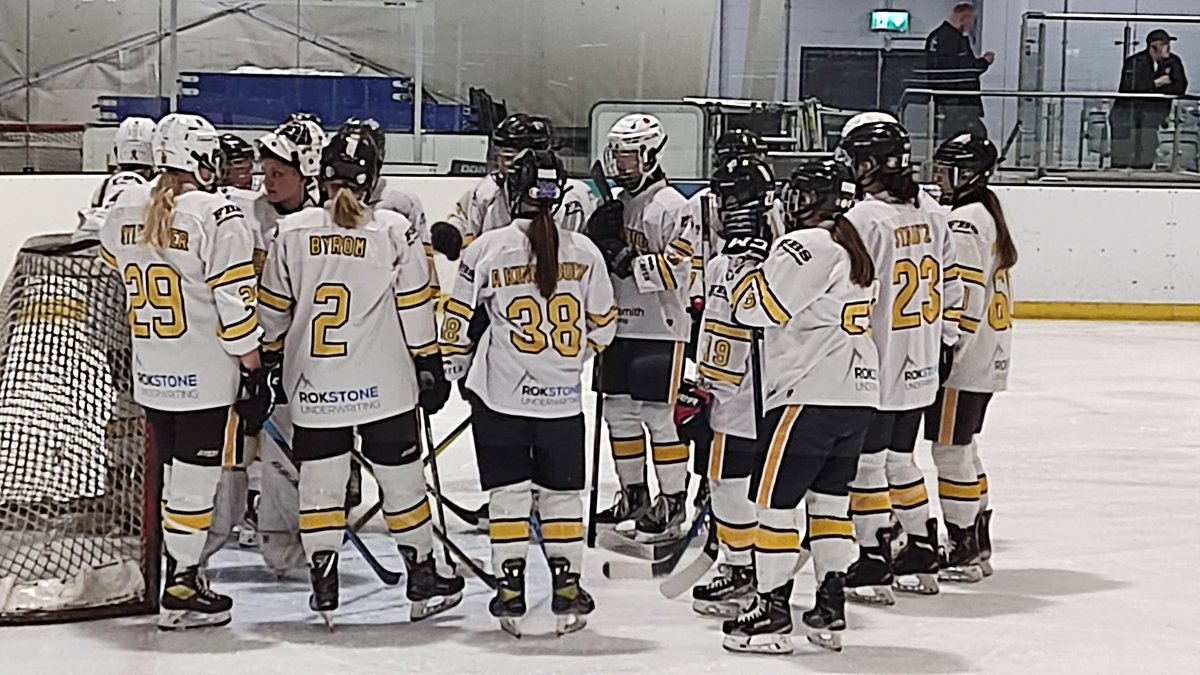 AndrewDay111's tweet photo. A repeat of the WNIHL ELITE final as the Queen Bees travel to Solihull today.

🏒 Solihull Vixens 🦊🆚🐝 Queen Bees
🏒 WNIHL ELITE
⛸️ Planet Ice Solihull
📆 Sat 21 Oct
🕕 Face Off 6.15pm
💷 FREE https://t.co/QgBl6uKjib