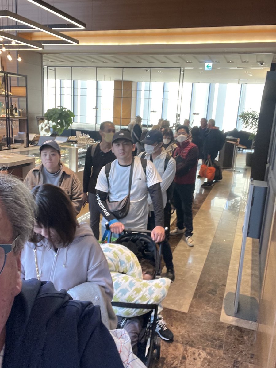 And behind me in queue at Sheraton Hiroshima check in … a shocker in client attention