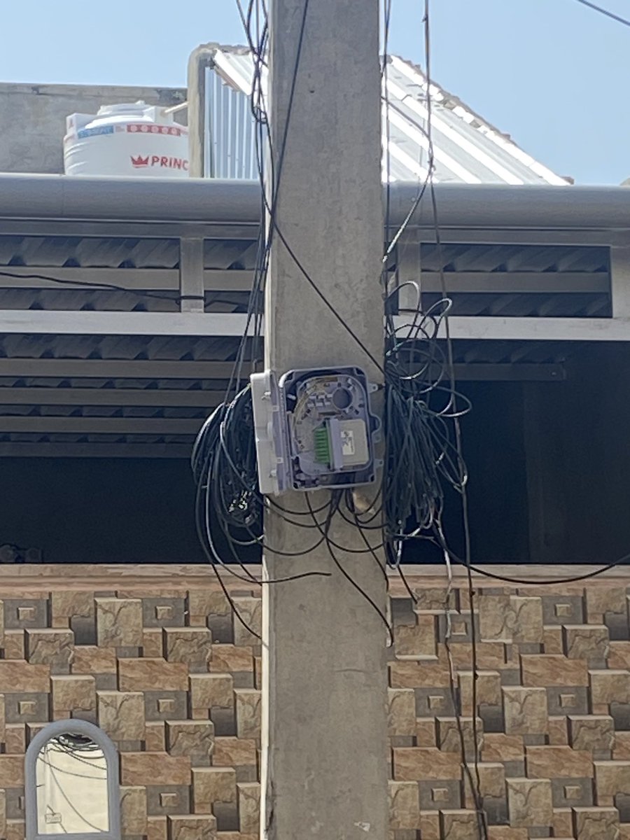 RockyGehlot16's tweet photo. These Airtel Broadband Hall boxes have been open for 10 days, due to this the wires are moving in the air, Internet is not working, the agent blocks the number when you call, Airtel is bad. @airtelindia @Airte_Presence @airtelindia https://t.co/QEj1D59P1Y