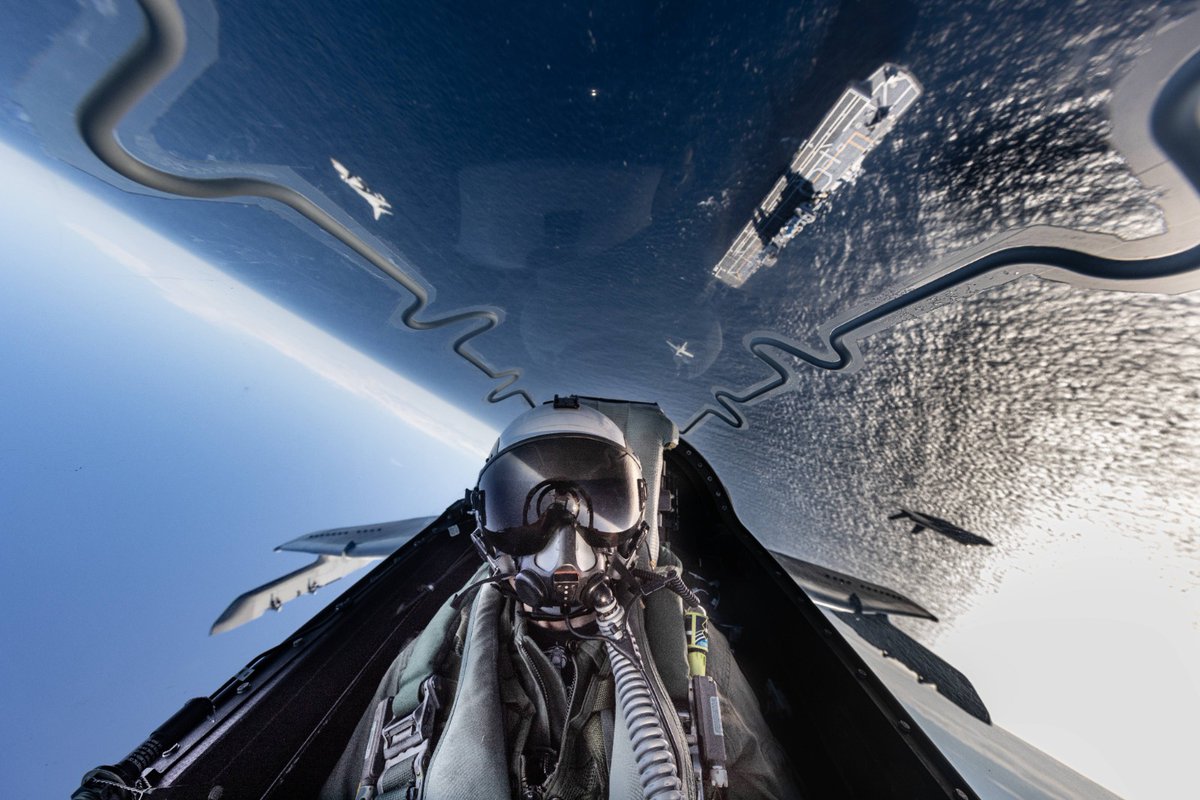 ItalianNavy's tweet photo. Portaerei Cavour, un F-35B, e due Harrier II AV-8B Plus ripresi dal cockpit di un AV-8B TAV biposto in volo rovesciato. 
#MarinaMilitare 
#NoiSiamolaMarina

@SM_Difesa @MinisteroDifesa https://t.co/TbcKOunWh3
