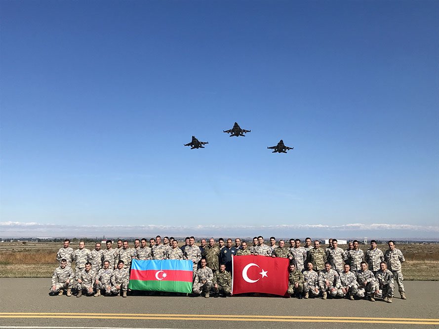 Şu güzelliğe bak…. Türkiye ve Azerbaycan’ın ortak düzenlediği Mustafa Kemal Atatürk 2023 tatbikatı için Türk askeri alanda… Havada ve karada… Gerekirse denizde🤘