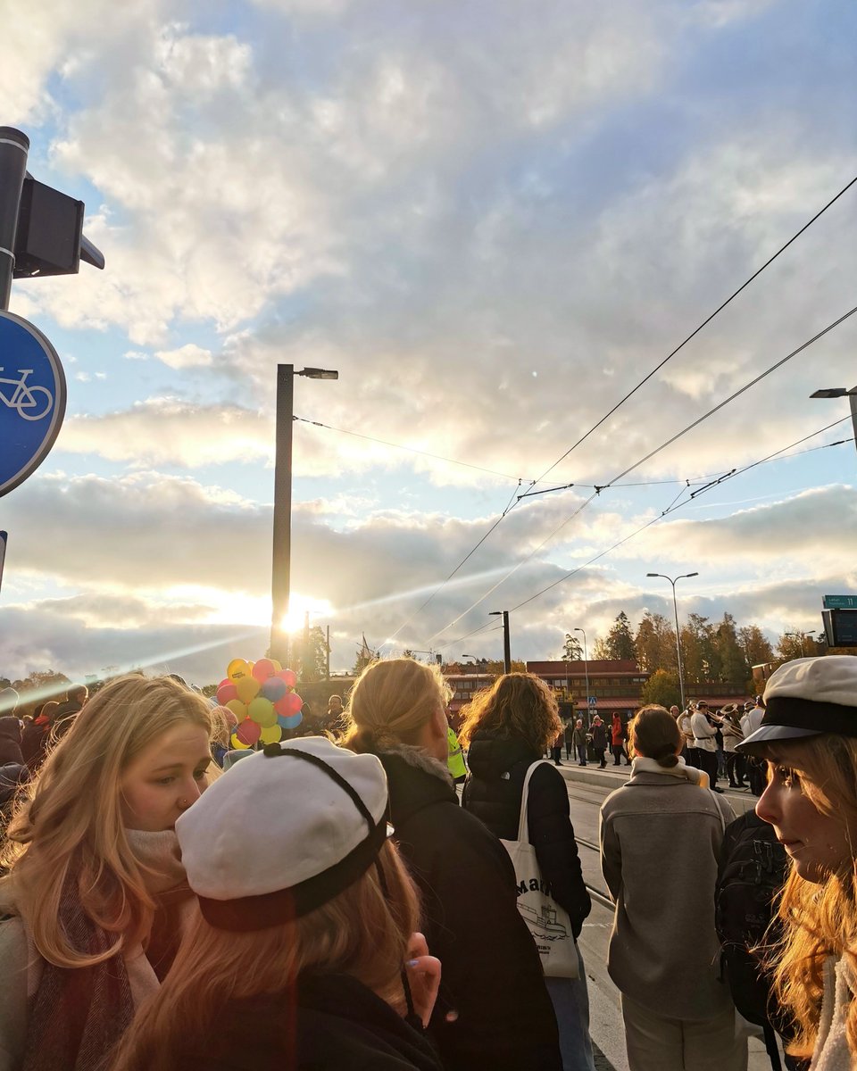 EspooEsbo's tweet photo. Upea juhlapäivä! Valmiina pikaratikan ensimmäiseen lähtöön riemukkaissa tunnelmissa Otaniemessä! @KjMakela @HSL_HRT @AaltoUniversity @AYY_FI #pikaratikka15 #Espoo https://t.co/cWxKgtrXd3