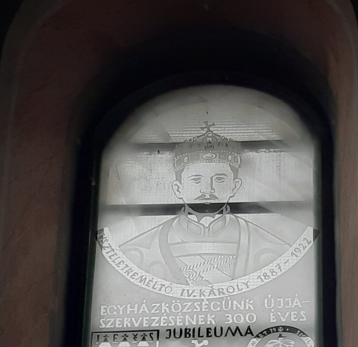 Window honoring Bl #EmperorKarl in the sanctuary of the parish of Abasár HU from 1990 (then not yet beatified).
