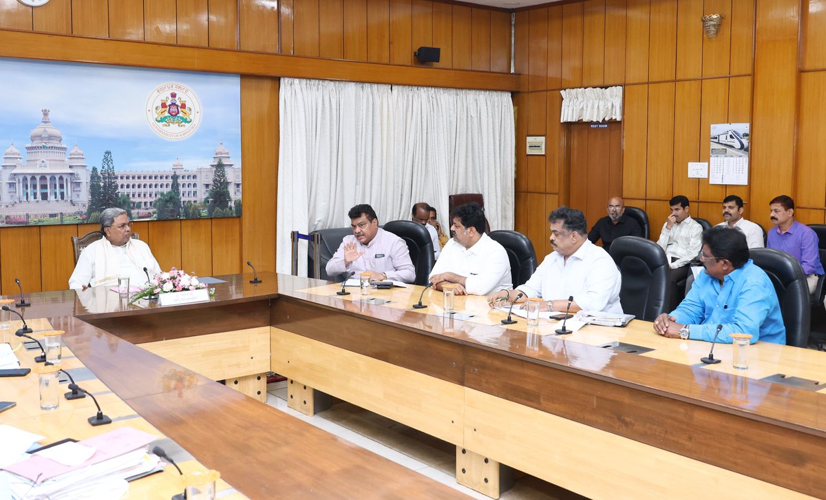 I participated in a meeting chaired by the Honorable Chief Minister, Shri @siddaramaiah  regarding the land acquisition process for constructing the Karwar airport and various infrastructure development plans.
Shri @MankalSVaidya the Minister for Fisheries and Ports; Shri Satish…