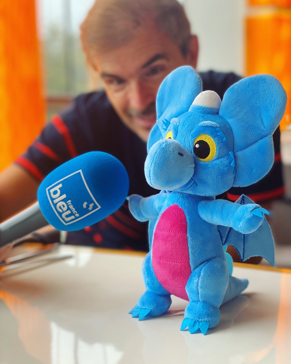 C’est la première fois que j’interview un dragon pour <a href="/francebleu/">Guédon Laurent</a> !
Mais lui, il est gentil, il est bleu et il crache de l’eau. 
Au départ #azuro était une #BD. Auj ses aventures, subtiles éloge de la différence, vivent en animé le samedi matin <a href="/TF1/">TF1</a> 
J’en à 13.30 <a href="/francebleu/">Guédon Laurent</a> ✨