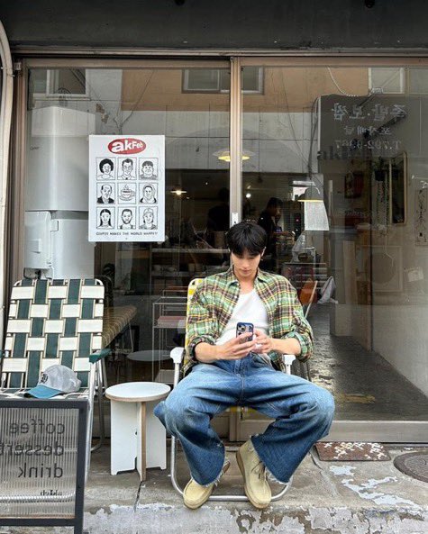 eesiwoo's tweet image. POV: we are taking pictures of each other 🤳