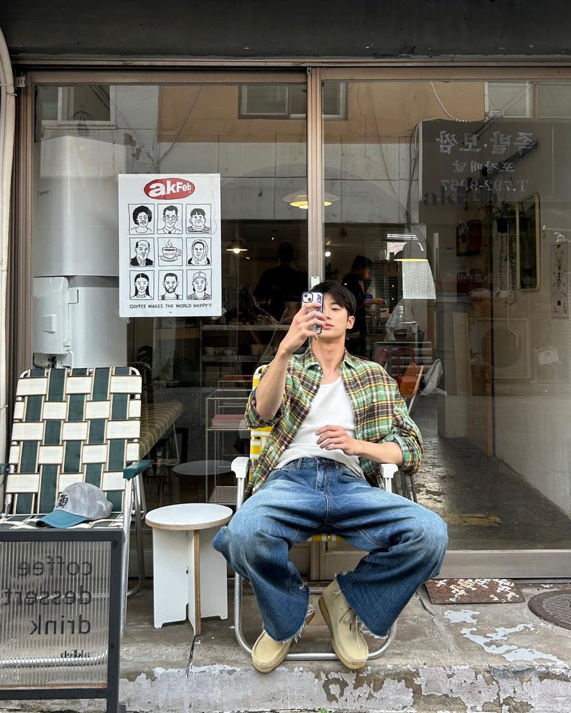 eesiwoo's tweet image. POV: we are taking pictures of each other 🤳