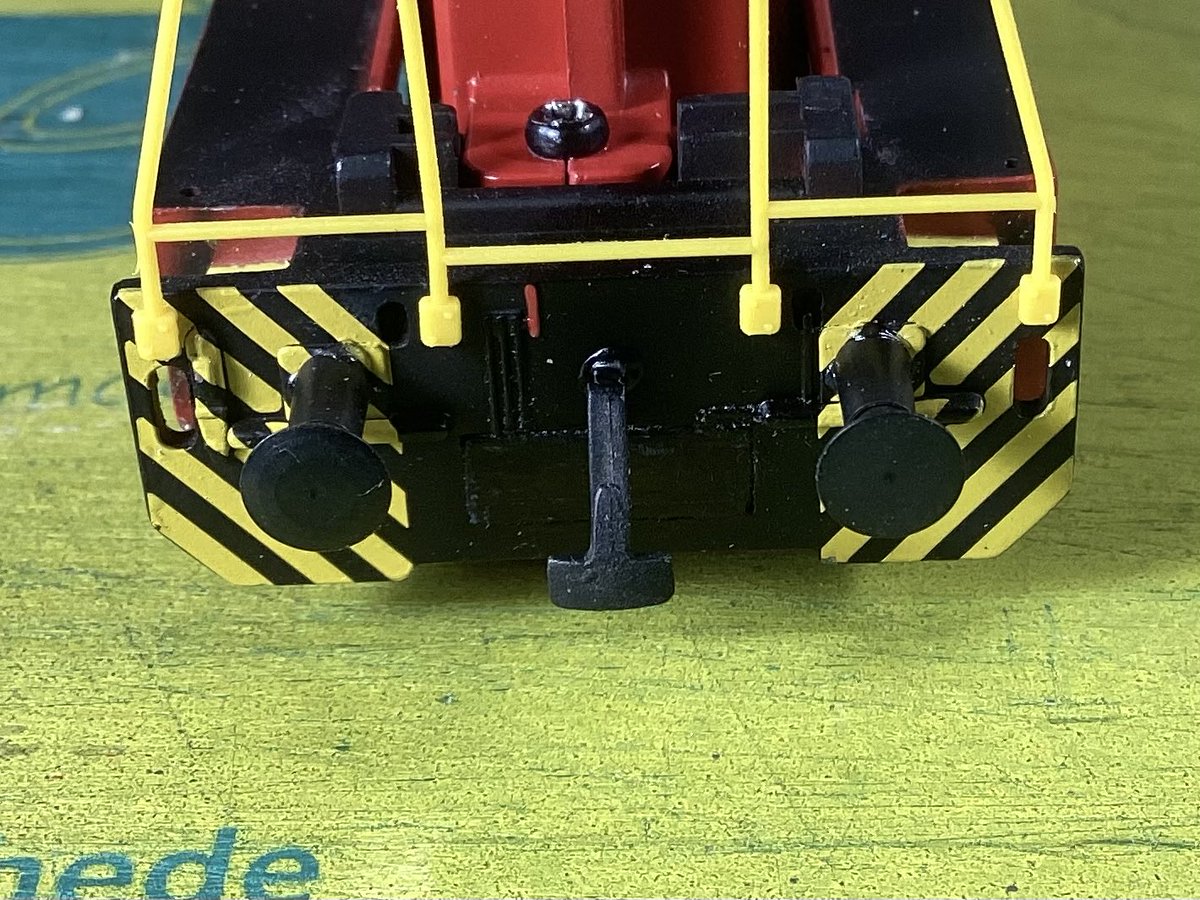 warmwalzwerk's tweet photo. An der O&K-Lok von #Dingler wurden Federpuffer und Kupplungshaken installiert. Das Loch des Original-Kupplungsschachts wurde mit einem Stück Styrol verschlossen und schwarz überlackiert.
#fremo #modellbahn #model #railroad https://t.co/HAtoh7UZbJ