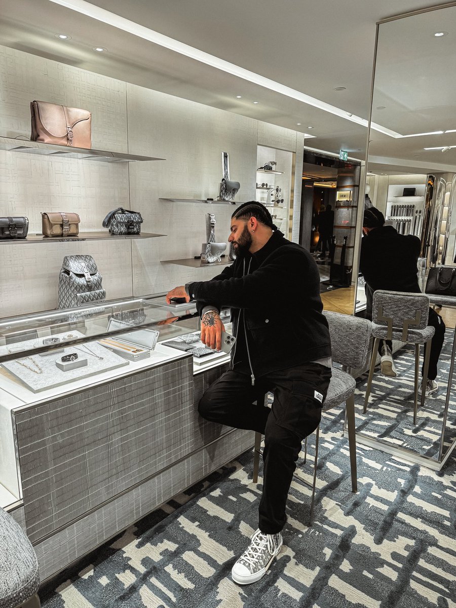 ashawnofficial's tweet photo. 🛍️☔️ https://t.co/uc6ESxZl7v