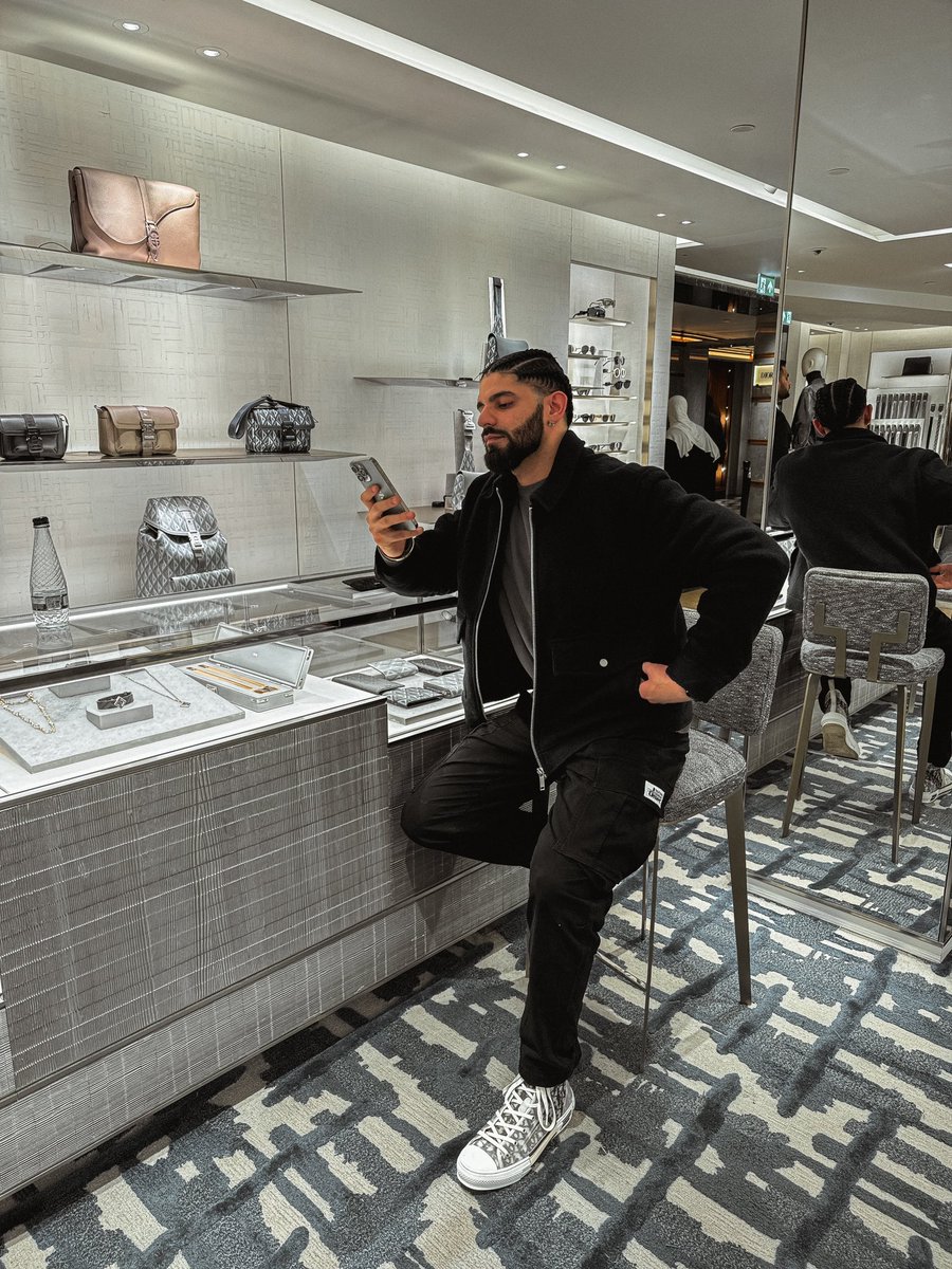 ashawnofficial's tweet photo. 🛍️☔️ https://t.co/uc6ESxZl7v