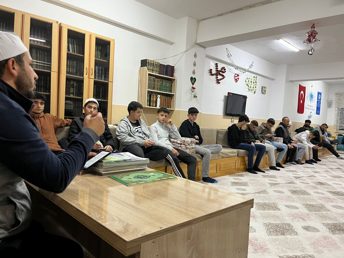 gencsafadeveli's tweet photo. Bu hafta ki Cuma gençlik buluşmamızda İsmail Tunç hocamızın "Ümmet şuuru , bilinci ve Mescid-i Aksa '' konulu sohbeti  ile gerçekleştirdik.

#şuurluveaksiyonel 
#gencsafa https://t.co/My1tj29cQC