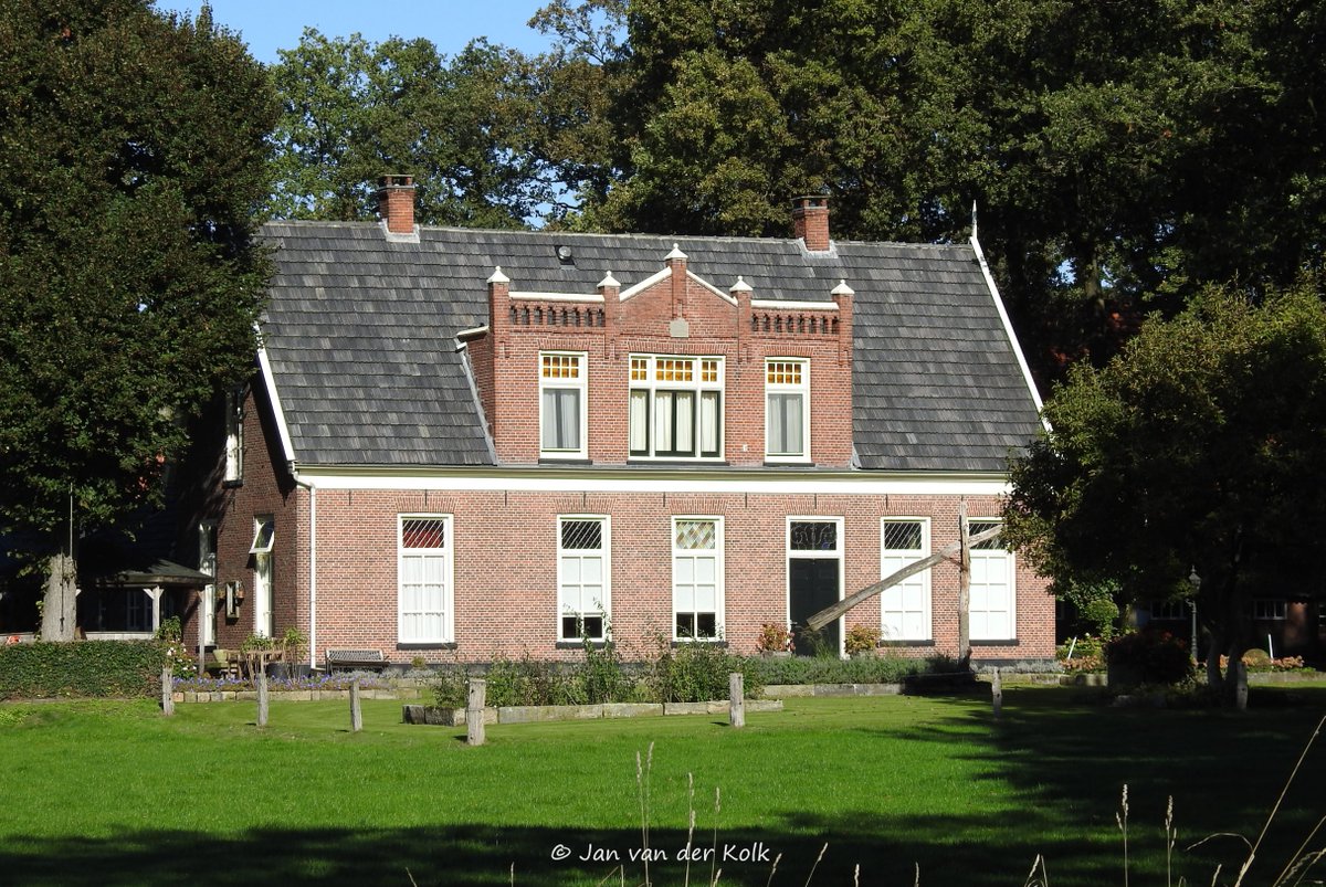 BekiekTwente's tweet photo. Schuur met wel heel bijzondere voorgevel #rijksmonument, kiepkar met bloemen en boerderij met gevelsteen uit 1916 aan de Kerkstraat in #Reutum.
#Tubbergen #Twente #BekiekTwente https://t.co/0y56Su6gXv