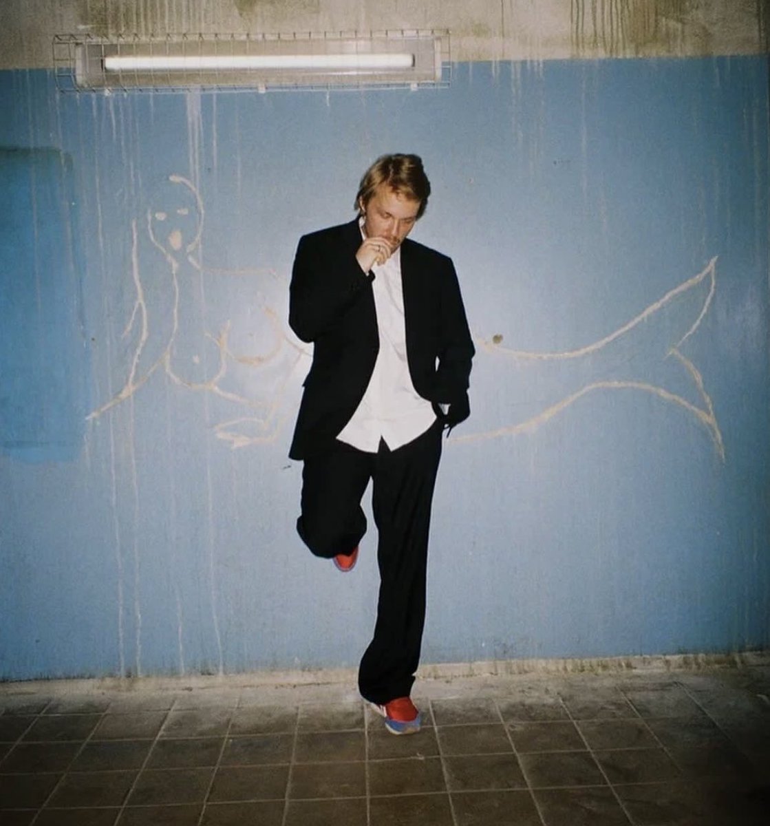 ⠀ ⠀
свою нестабильность прячу глазами в пол, словно застыженный маленький мальчик. на одно место нашёл себе очередное приключение и вот я уже с русалкой обсуждаю вопросы бытия. хвост отрастила, а разговаривать так и не научилась. закурил. пошёл дальше.

⠀ ⠀