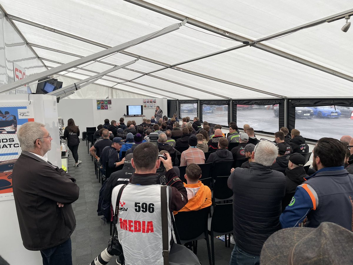 Final drivers’ briefing of the year. Race Director Peter Daly rocking the mic.

#BritishGT | #DoningtonDecider