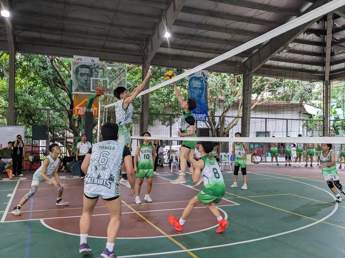 LeviofLEV's tweet photo. JUST IN: The Patriots Volleyball Boys Team fails to regain composure after a series of attack faults, allowing the Crusaders Boys Volleyball Team to stay on top, 21-18.
#LEVSportsCoverage
✒: Lilah Mikaela Paredes & Katrina Anika Belmes
📸: Charlize Montenegro https://t.co/Vch6hVYCkv