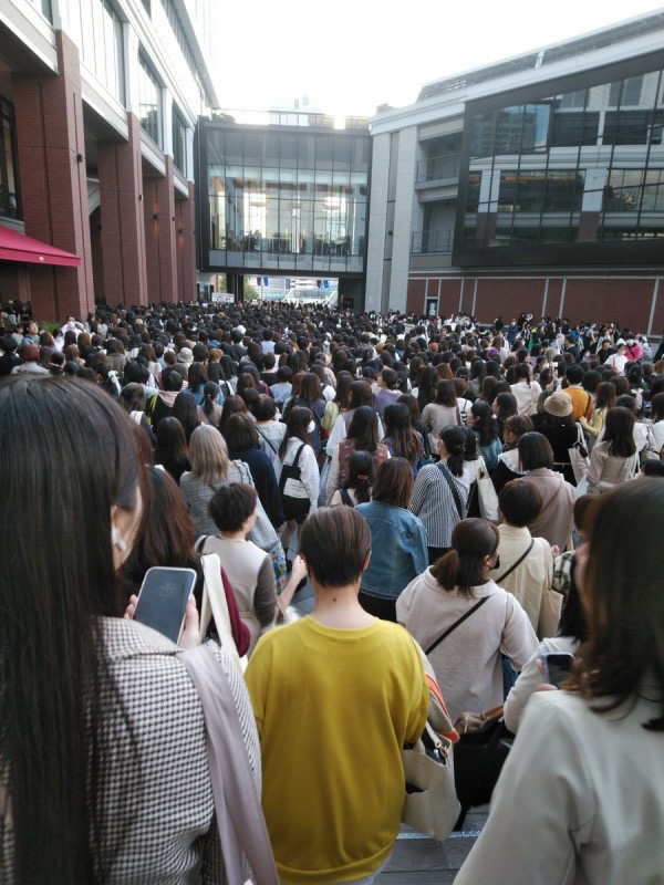 Gt8VUlzRG7buafO's tweet photo. 【目撃証言】『横浜駅まで1時間以上、退場しても敷地内から出られない』動線が貧弱と言われたKアリーナ キンプリの昼夜2部公演規制退場が地獄絵図と話題10月21日 #コンサート #Kアリーナ : 事件事故・災害速報ニュース https://t.co/ATTkOVNBxI #交通情報 #横浜 #キンプリ https://t.co/BNHC5Y2vrp