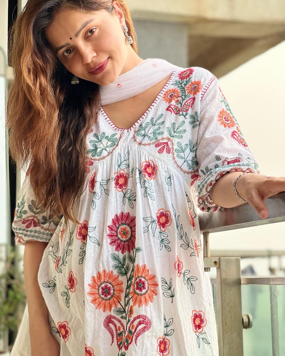 JagbaniOnline's tweet photo. ਟੀ. ਵੀ. ਦੀ ਨੂੰਹ ਰੁਬਿਨਾ ਦਿਲੈਕ ਨੇ ਕੈਜ਼ੂਅਲ ਡਰੈੱਸ 'ਚ ਫਲਾਂਟ ਕੀਤਾ 'ਬੇਬੀ ਬੰਪ'

#RubinaDilak #BabyBump #FlauntBabyBump #BollywoodActress #Fashion #SimpleDress #Look #TVActress https://t.co/gISHi6lYyq