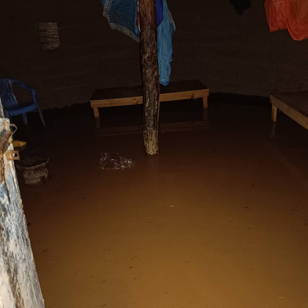 ReliefSomali's tweet photo. Heavy ⛈️in Buurhakaba last night has created massive destruction of vulnerable households. Flooded households' members could be seen using their hand to remove water in their homes. SRDA teams are establishing the extent of damage. @WVSomalia @USAIDSomalia https://t.co/Shp021uIvV
