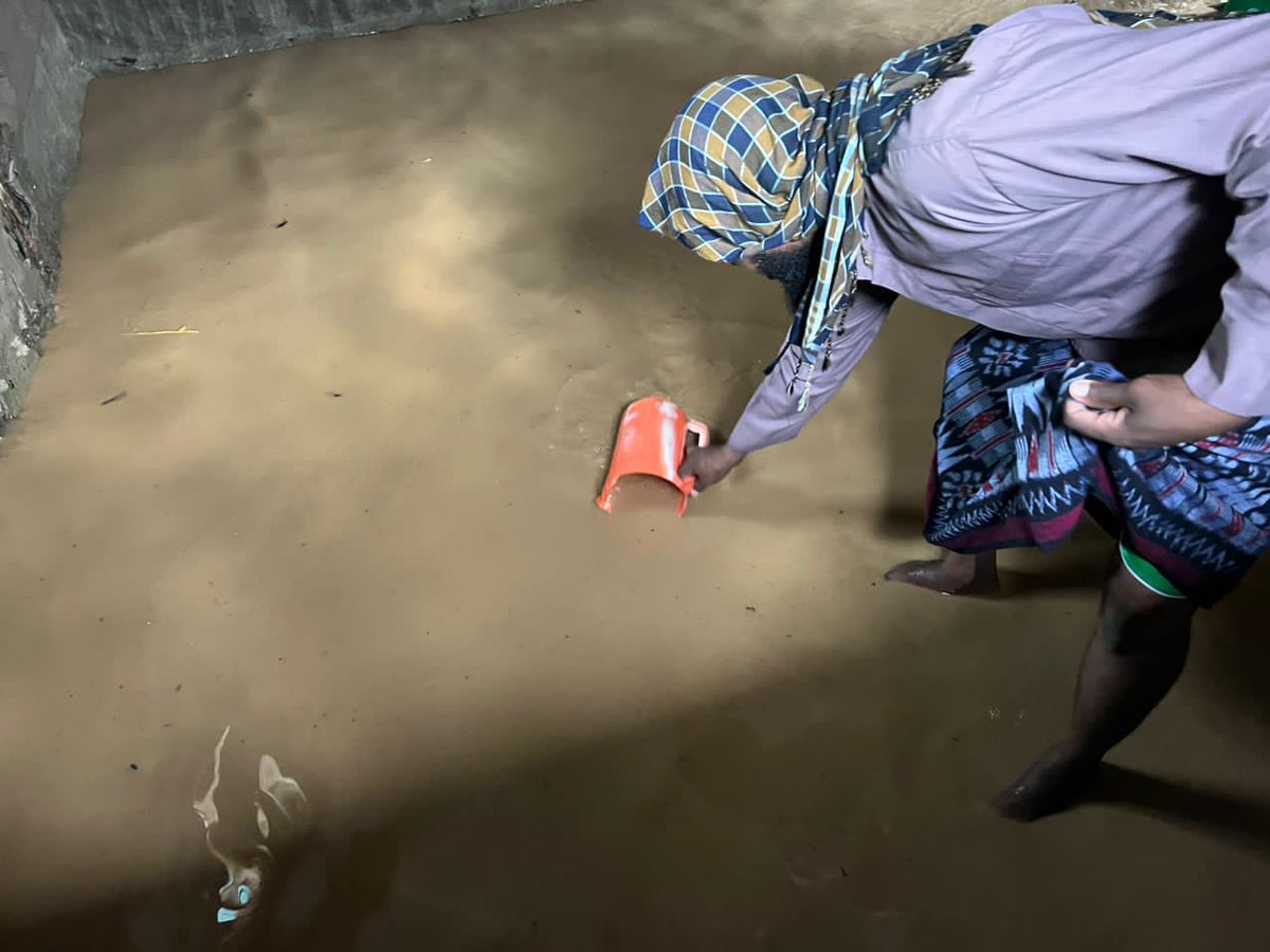 ReliefSomali's tweet photo. Heavy ⛈️in Buurhakaba last night has created massive destruction of vulnerable households. Flooded households' members could be seen using their hand to remove water in their homes. SRDA teams are establishing the extent of damage. @WVSomalia @USAIDSomalia https://t.co/Shp021uIvV