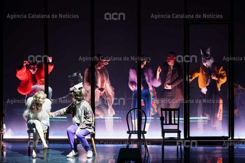 ACNgirona's tweet image. La companyia britànica @Complicite torna als #escenaris catalans al novembre dins la programació del @temporadaalta.

L'adaptació teatral de la novel·la 'Drive Your Plough Over the Bones of the Dead' es podrà veure al Teatre de #Girona.

bit.ly/46Zk4sk