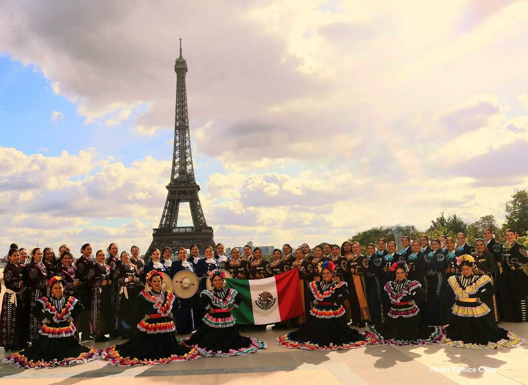SRE_mx's tweet photo. 📸 Desde París, a través de la @EmbaMexFra, felicitamos al grupo de mariachis mujeres liderado por Alicia Leos, quienes hicieron realidad el primer Festival de la Mujer Mariachi en Europa, el cual celebra el talento y entrega de las mujeres mexicanas.

🇲🇽🤝🇫🇷
#SRECercaDeTi https://t.co/qj9yihTJLm