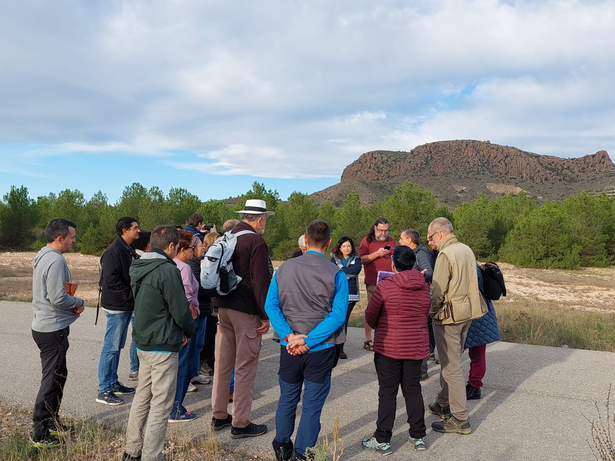 aepect's tweet photo. La II Jornada de la Asamblea General de la #AEPECT comienza con una visita geológica ⛏️ por el sureste de Albacete. Primera parada el🌋 Volcán  de Cancarix. Un importante ejemplo de vulcanismo lamproítico protagonista en el #Geolodía de 2010 @IngeomineUCLM @idr_uclm @uclm_es https://t.co/LEoVMdRf1U