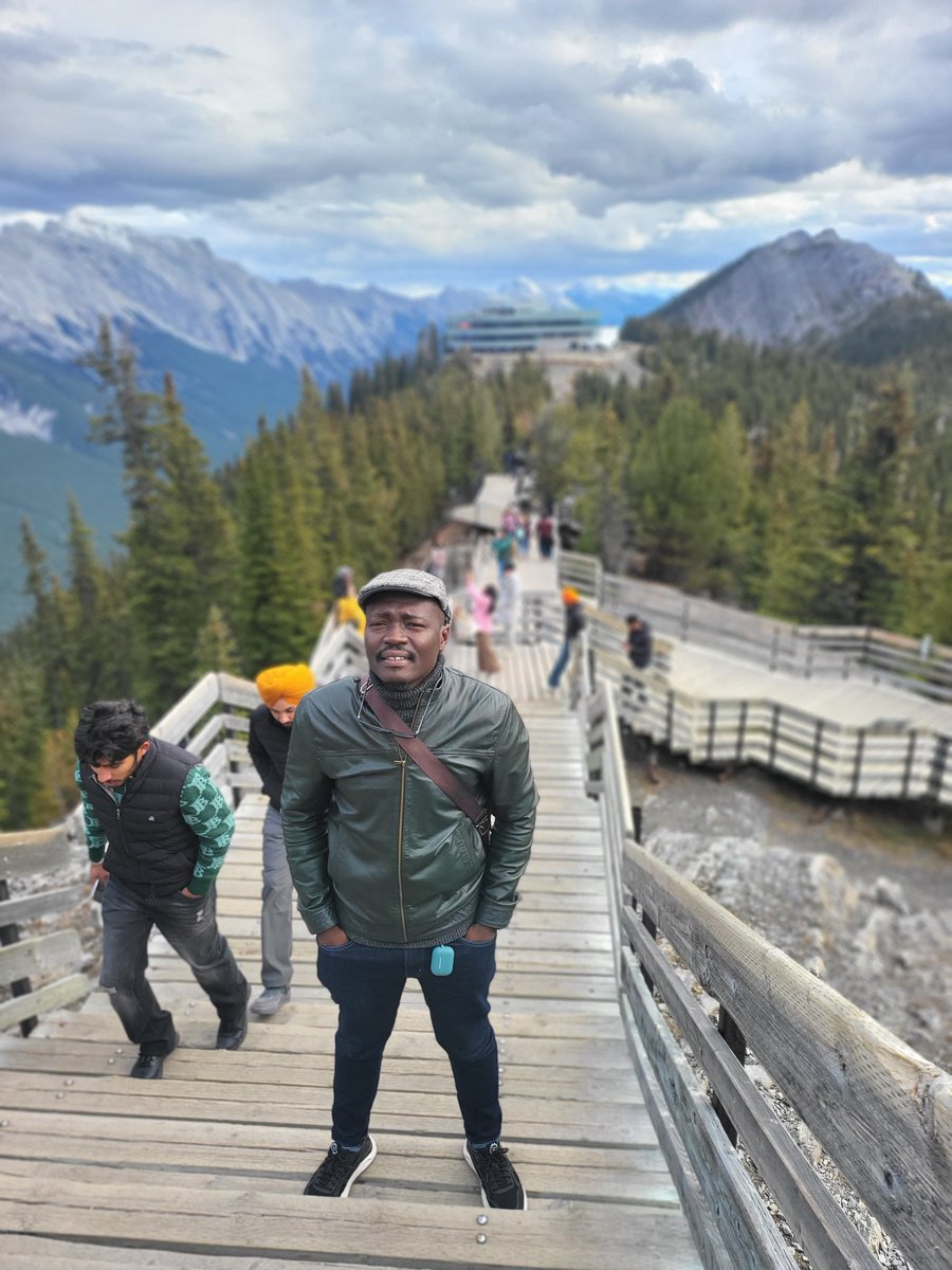 JayPretchard's tweet photo. #BanffGondola, at 2,281 m(7,486 ft) above sea level. https://t.co/eOuEV9D85d