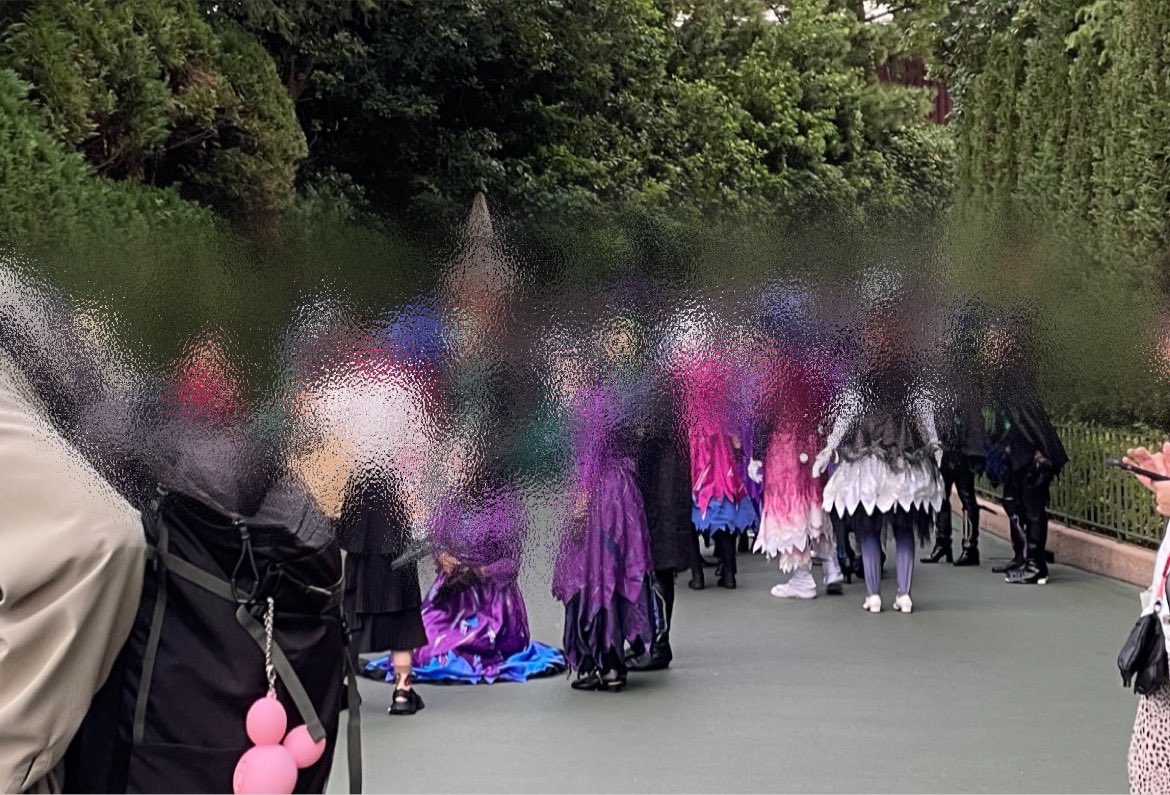 グリーティング予定があったからはわかりませんが、16:20頃からダンサー仮装の団体（20人超）がD1を塞ぎキャラクター予定があった場合でも出られない状態でした。時間としては30分以上
キャラ待ちよりタチが悪いのでは？

#tdr_now