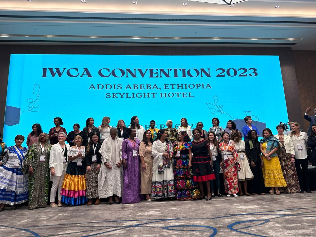 SRE_mx's tweet photo. 📸 La @EmbaMexEti acompañó a las productoras mexicanas de #YaliCafé y @CafeFemcafe, Beatriz Hernández y Gisela Illescas, en la Convención @IWCAGlobal que se realiza en Etiopía y en donde representaron a Puebla y Veracruz.

🇲🇽🤝🇪🇹
#OrgulloMexicano
#SRECercaDeTi https://t.co/1GSVHqzb2p
