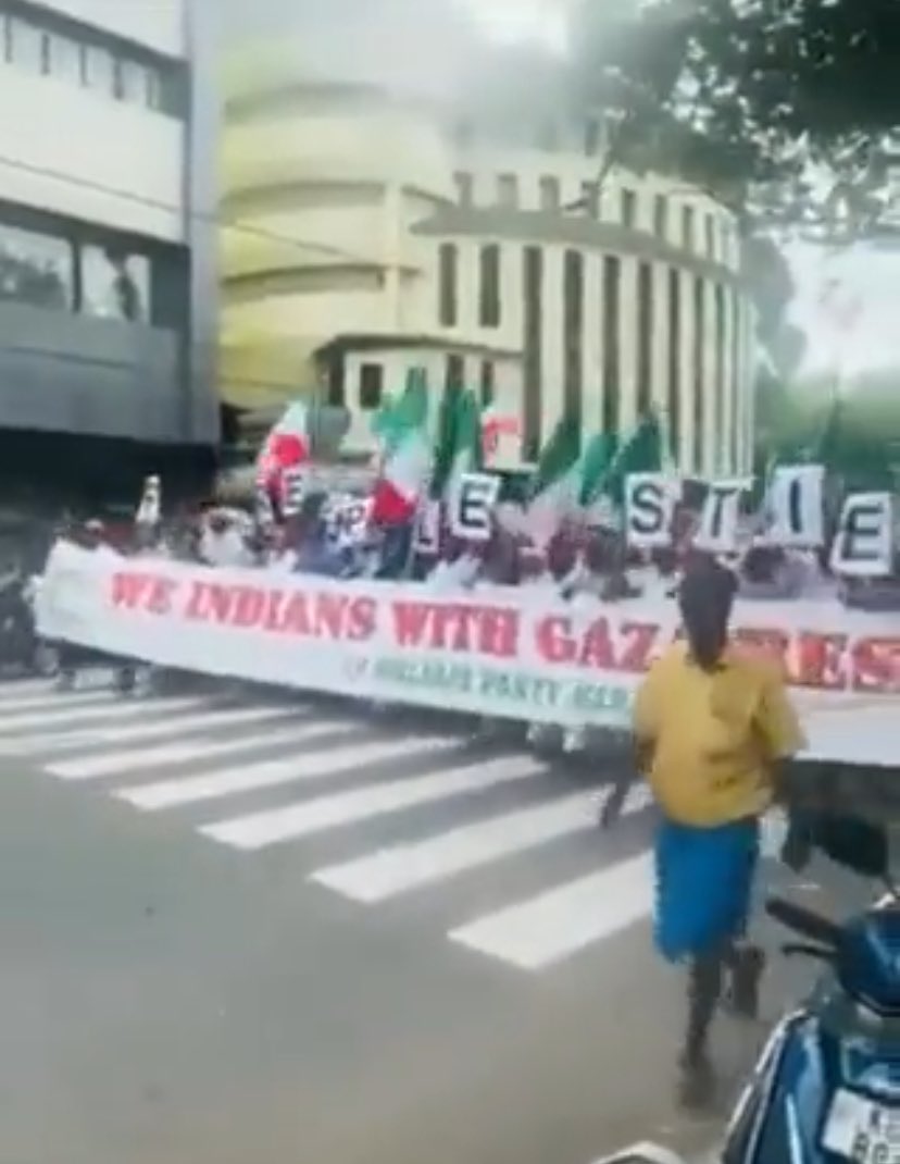 🔵 Hindistan'da Filistin'e destek amacıyla yürüyüş düzenleyen bir grup, Filistin bayrağı yerine yanlışlıkla İtalya bayrağı kullandı.