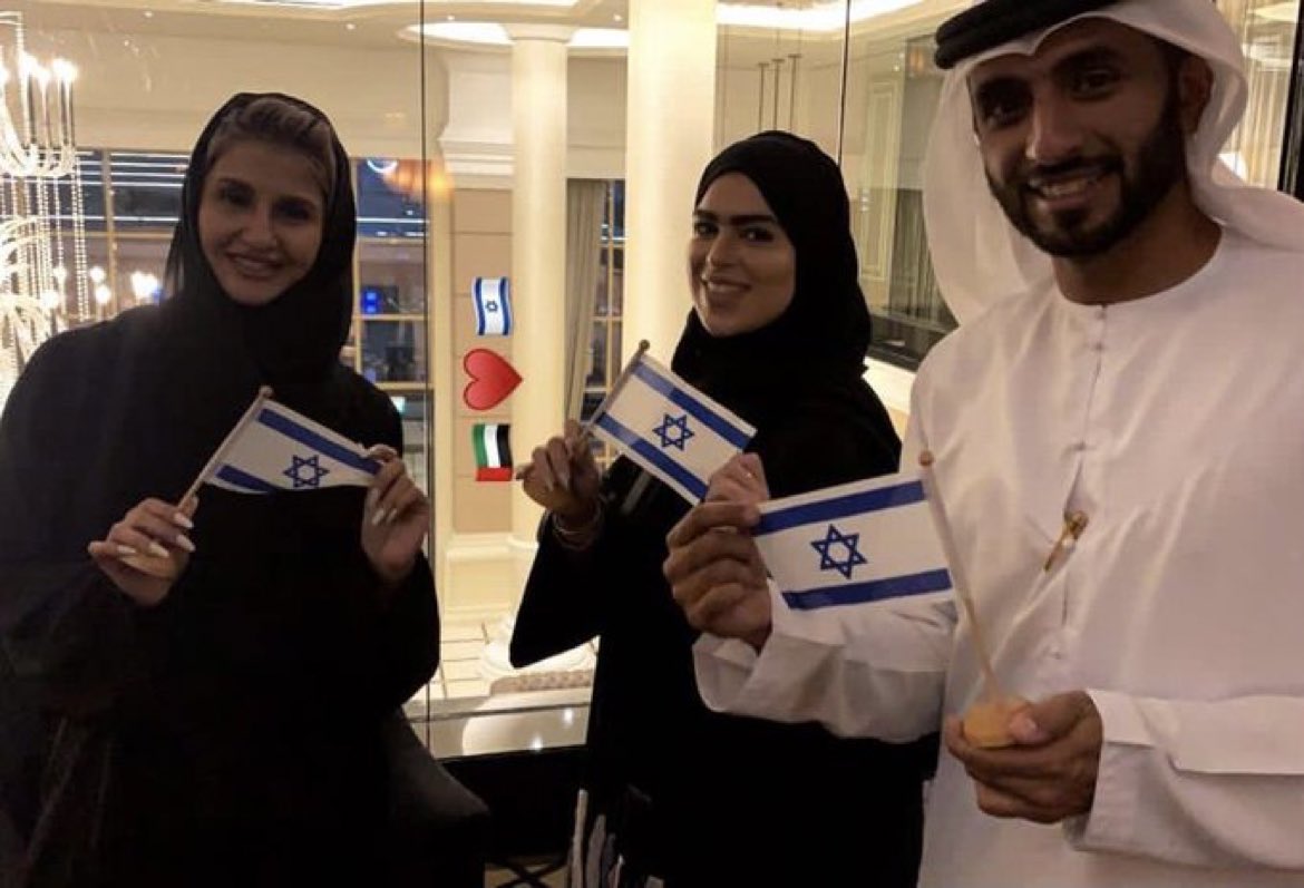 لأسباب مختلفة تقوم حكومات بعض الدول العربية بعمل اتفاقيات ومعاهدات سلام مع اسرائيل.ونقدر نتفهم دا؛لكن عمري ما شفت مثلاً مواطن مصري أو أردني أو مغربي فرحان باليهود وشايل علم الإحتلال وفرحان.متلاقيش شعب فرحان بالقتلة والمغتصبين إلا الإماراتيين

وبصراحة مش لاقية سبب مقنع؟؟