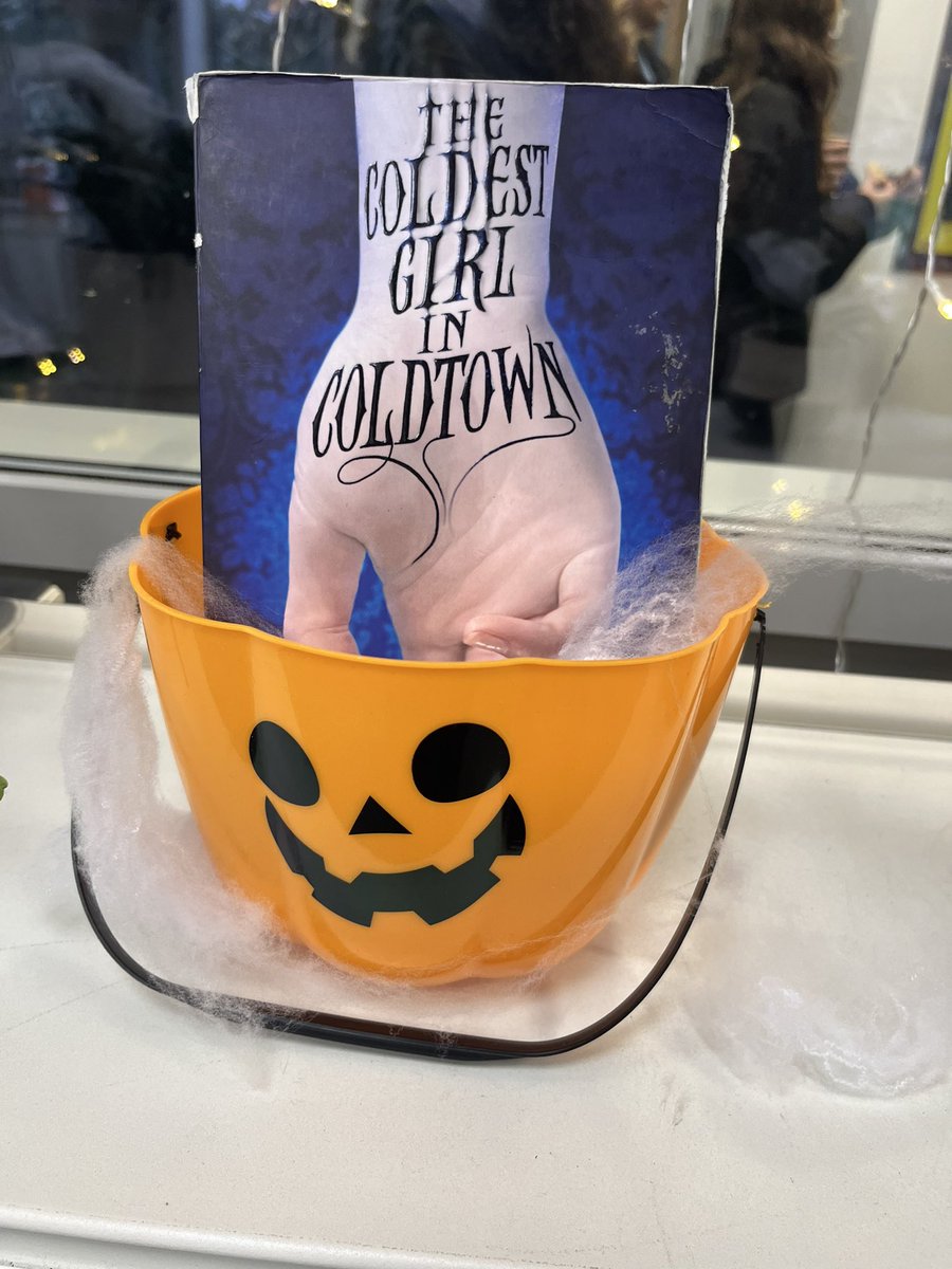 We’re set for a spooky Halloween week in the library. QB are you brave enough for one of our spine tingling reads? #qbreads #readingschool #schoollibrary #spooky #halloween