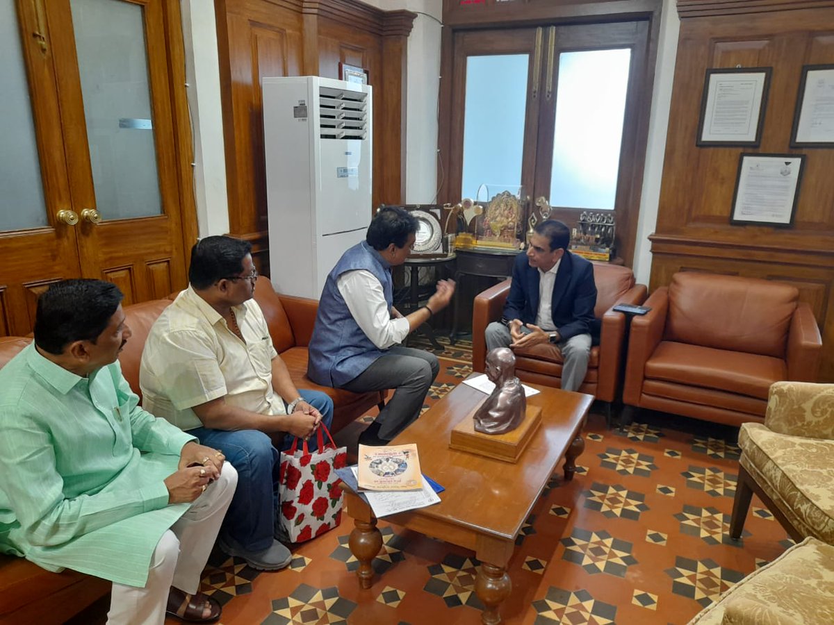 drdeepSOL's tweet photo. मान. मुख्यमंत्री @mieknathshinde जी यांच्या सुचनांनुसार बीएमसी आयुक्त श्री. इकबाल सिंह चहल यांची भेट घेऊन बृहन्मुंबई महानगरपालिका इमारतीत वार्षिक भाडे तत्वावर सुरू असलेल्या दिवसा भरणाऱ्या शाळांचे प्रत्येक वर्षीचे १०% भाडेवाढ धोरण पुढील ५ वर्षासाठी स्थगित करुन घेतले.
@Dev_Fadnavis https://t.co/BihzdQlU41
