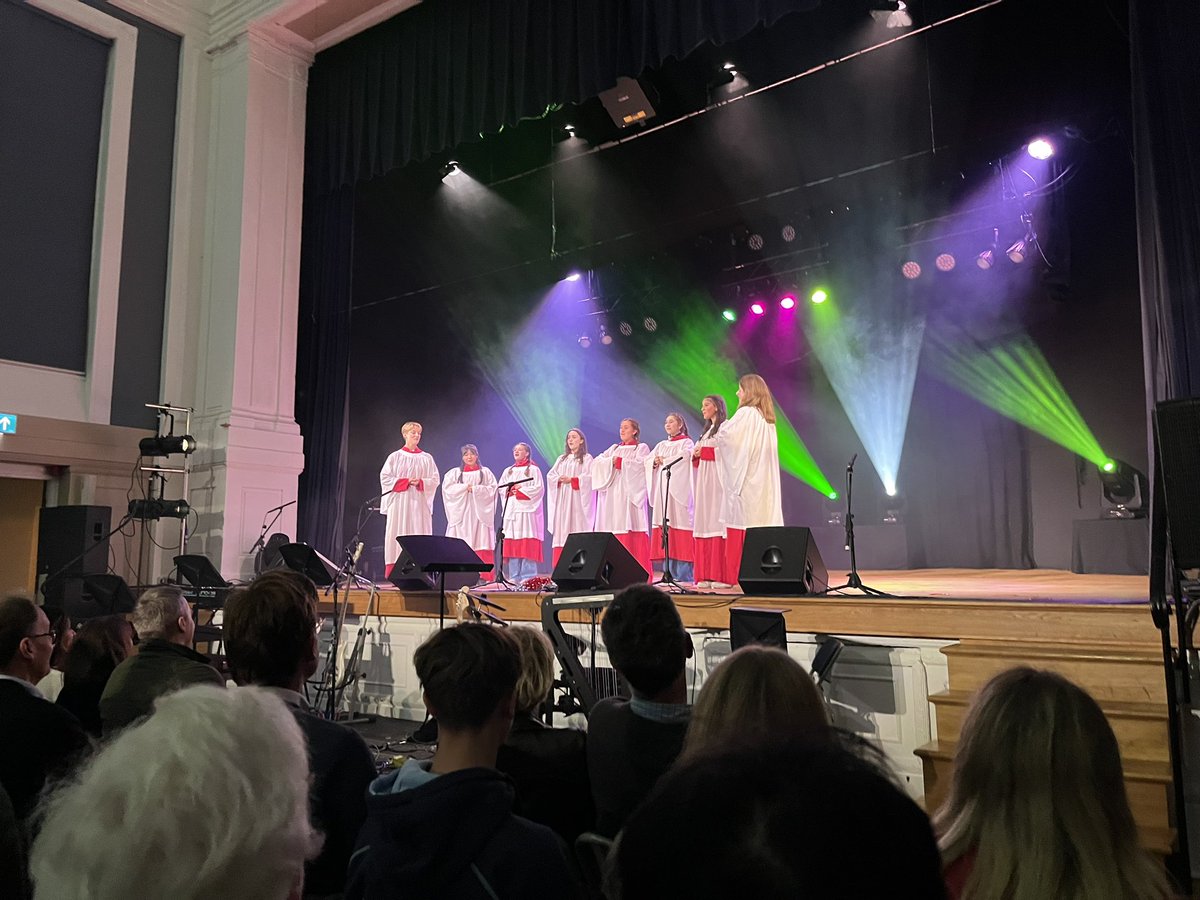 Very proud that my youngest daughter was part of her brand new house’s winning partsong entry @ShrewsburySch House Singing. I’ve heard many things sung by people wearing cassocks and surplices, but never ‘Wannabe’! Great seeing a whole school singing! QEShrewsbury @AlexAitken91