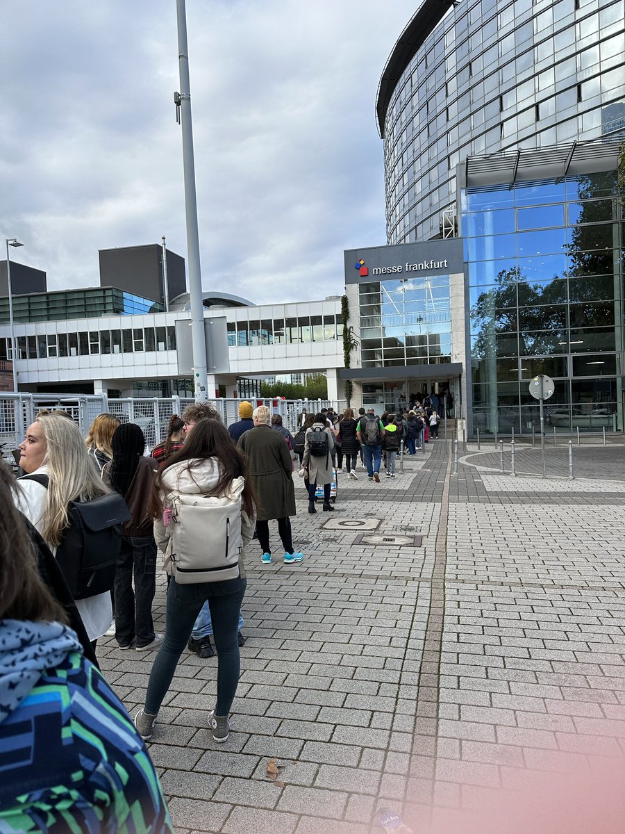 Failed state Deutschland: Seit 30 Jahren auf der Frankfurter Buchmesse habe ich noch nie erlebt, dass der Bustransfer zusammenbricht und sich Hunderte Menschen auf den Fußmarsch zum Messegelände begeben #buchmesse #FrankfurtBookFair
