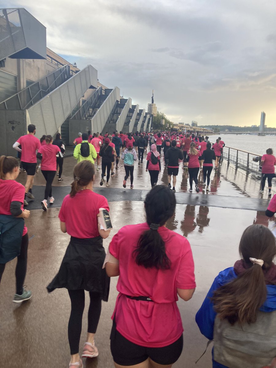 [#OctobreRose] Aujourd’hui c’était le #challenge du #rubanrose et les professionnels du @CHUBordeaux couraient sous la bannière #auseinduchu 🙏 👏 aux 8500 coureurs que la pluie et le vent n’ont pas arrêtés À demain pour la marche 🚶‍♀️