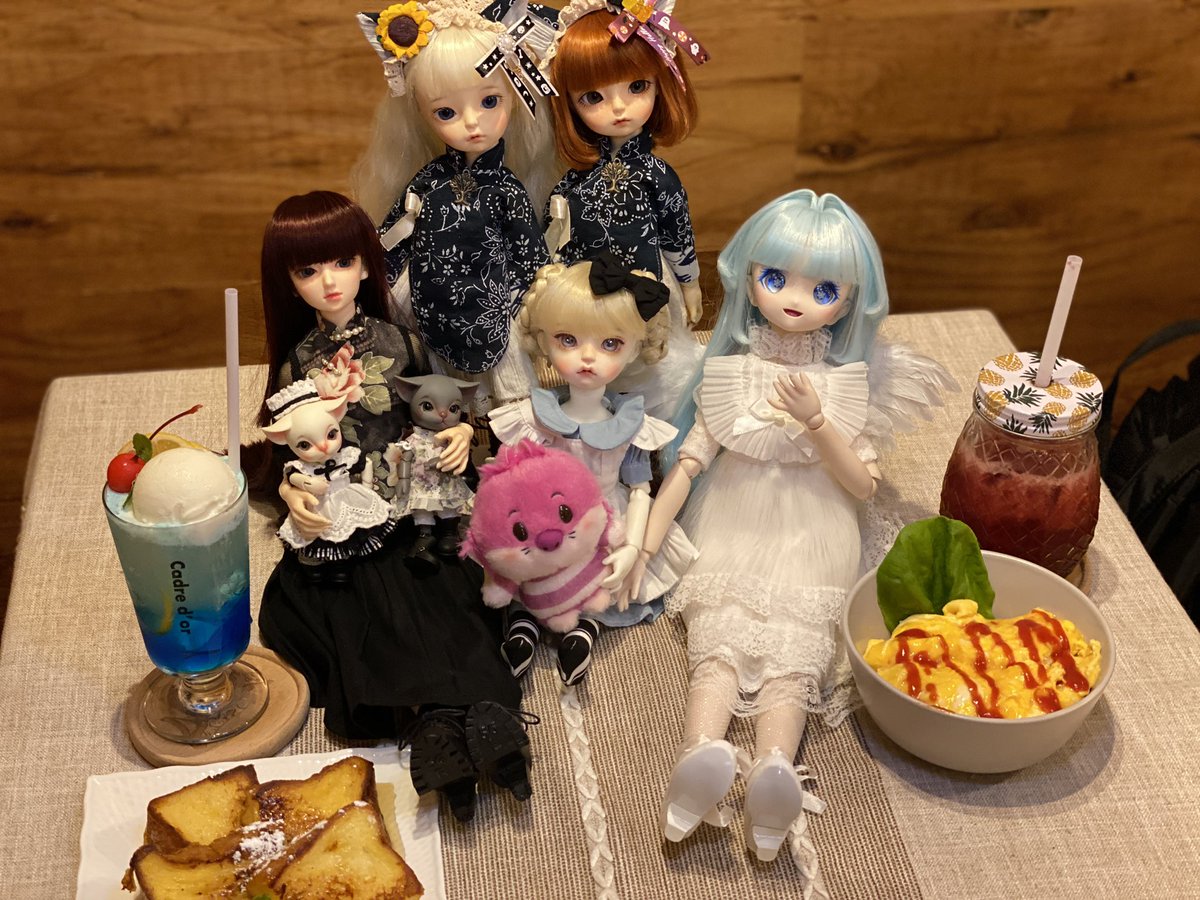 misora_seren's tweet photo. 今日はアトリエ百叶さん@atelier_momoka のオフ会に参加させていただきました♪
前半は百叶さんと2人きりでしたが、偶然、昨日お迎えしたばかりというfepeちゃんを連れてこられたので、iMda合わせになりました( ´艸｀)♪

#cadredor
#imda
#imdadoll 
#fepe
#gian
#babette 
#うちのこかわいい https://t.co/DPFeJXlapi