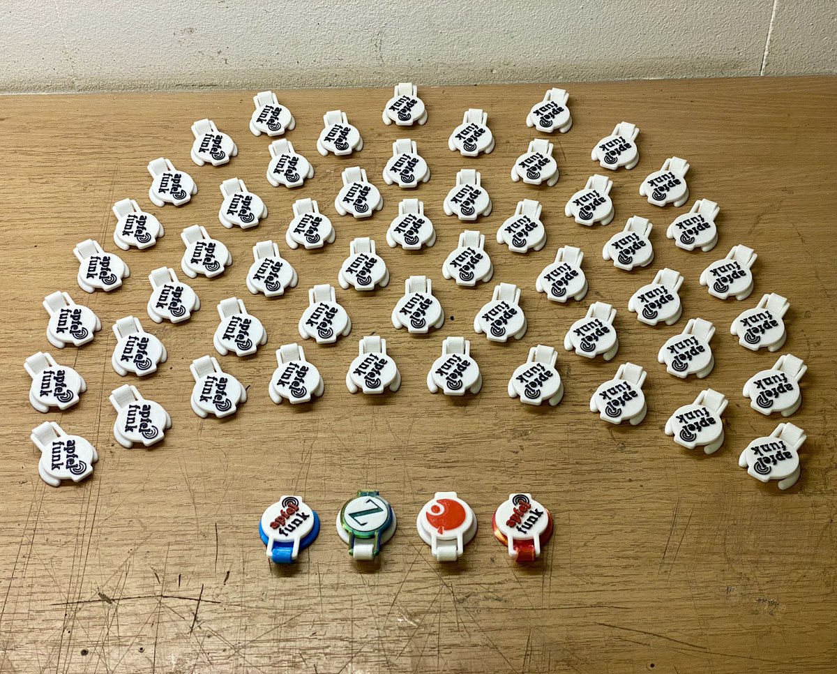 tech_tobi's tweet photo. Aus internen Kreisen wurde mir soeben die Sitzordnung des heutigen Abends zugespielt #WOBWOB #Apfelfunk 😉 Wünsche allen viel Spaß #3ddruck #bottlecap (Download: https://t.co/nPEUT5olmK) https://t.co/3ZwpxzOQr3